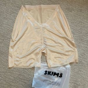 SKIMS BARELY THERE LOW BACK SHORT | SAND SIZE LARGE